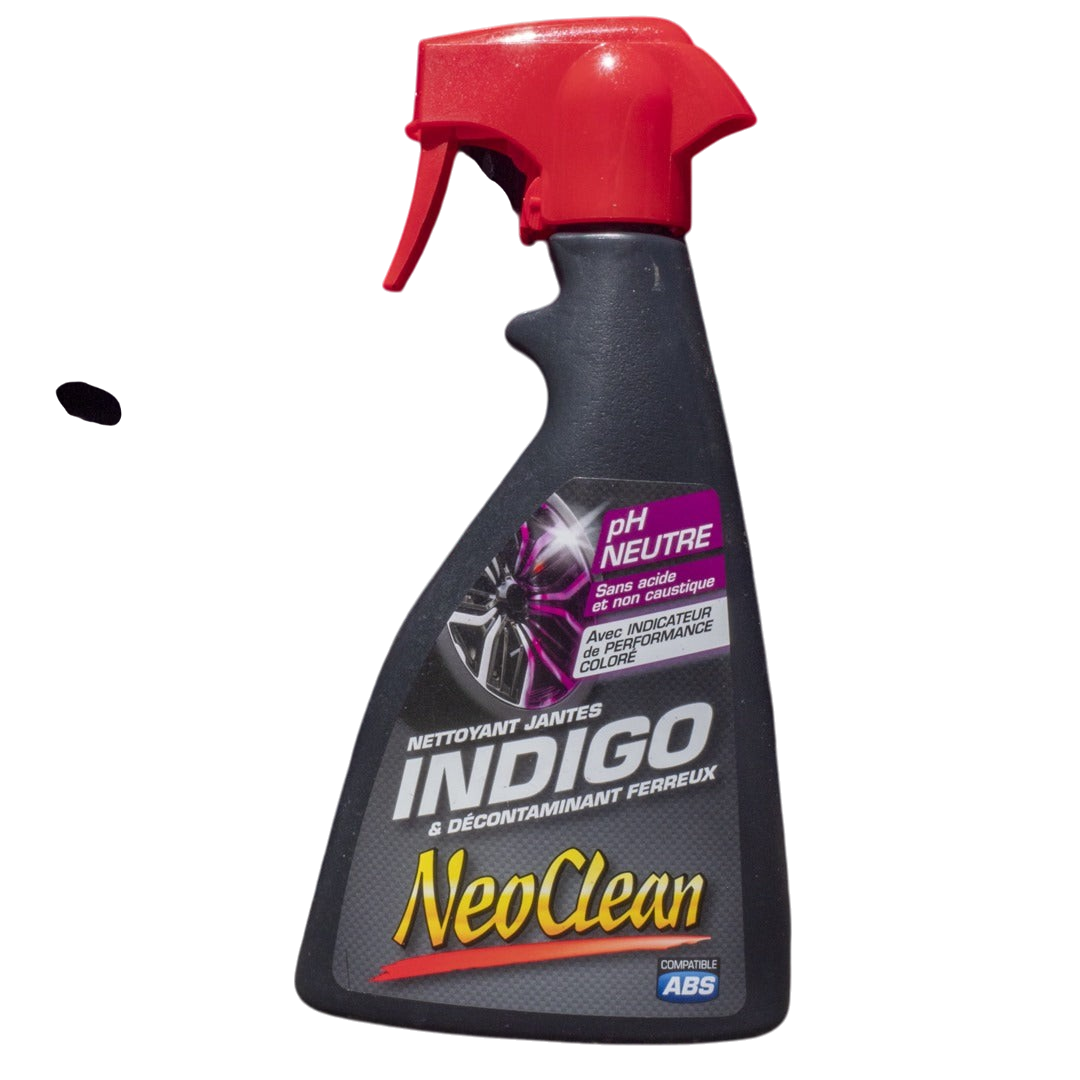 Flacon de nettoyant jantes Glam auto Detailing NeoClean Indigo devant une jante réagissant au produit en violet