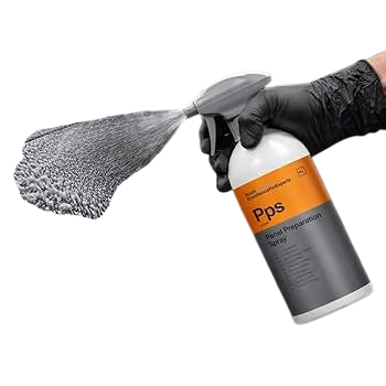 Glam auto Detailing Koch Chemie Panel Preparation Spray vaporisé sur une carrosserie noire pour un nettoyage optimal